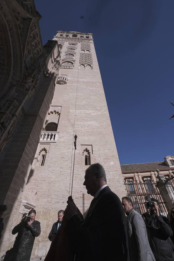 Apertura de la urna de San Fernando, misa y procesión de la espada en la Catedral de Sevilla con motivo de la festividad de San Clemente