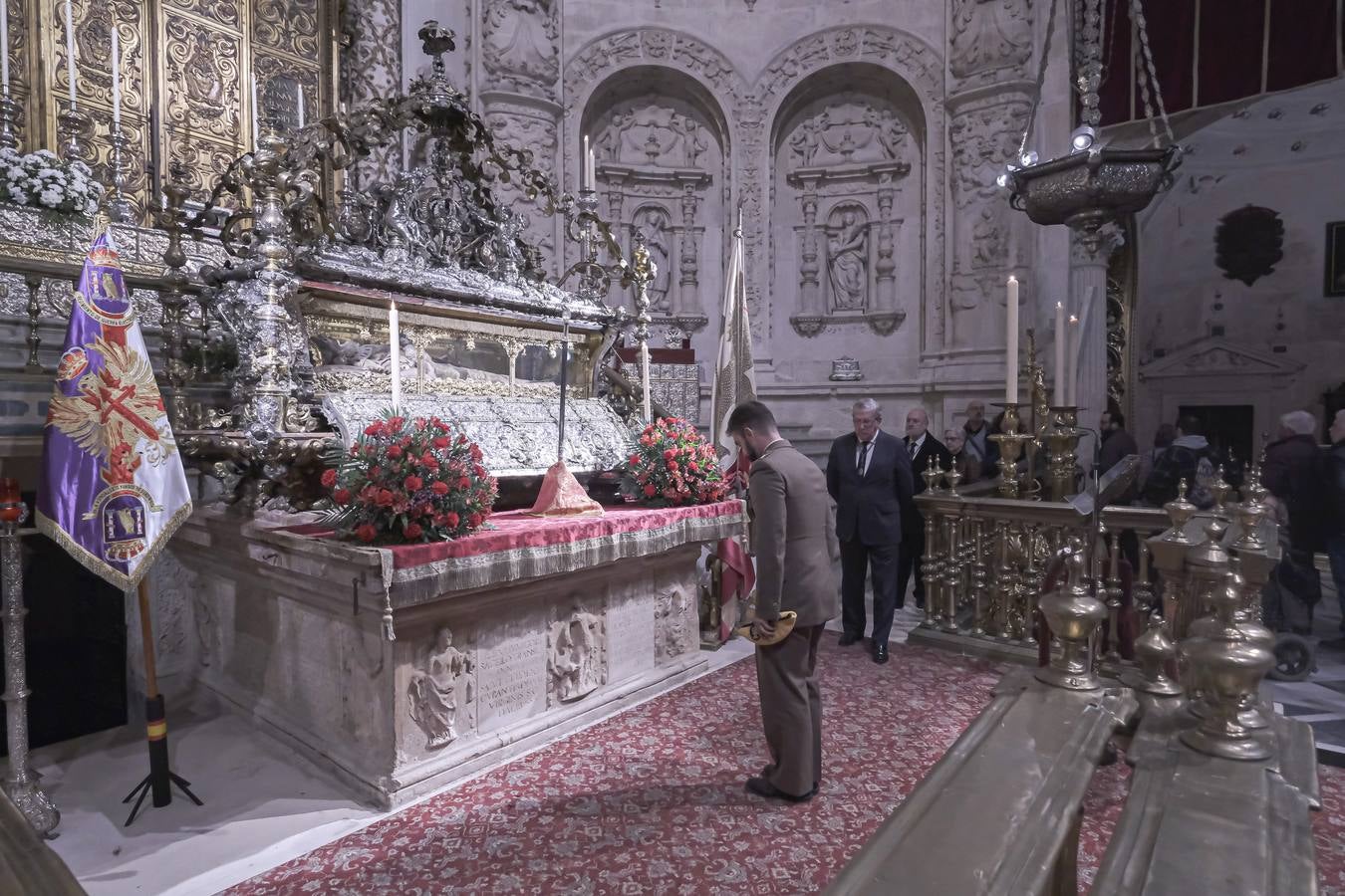 Apertura de la urna de San Fernando, misa y procesión de la espada en la Catedral de Sevilla con motivo de la festividad de San Clemente