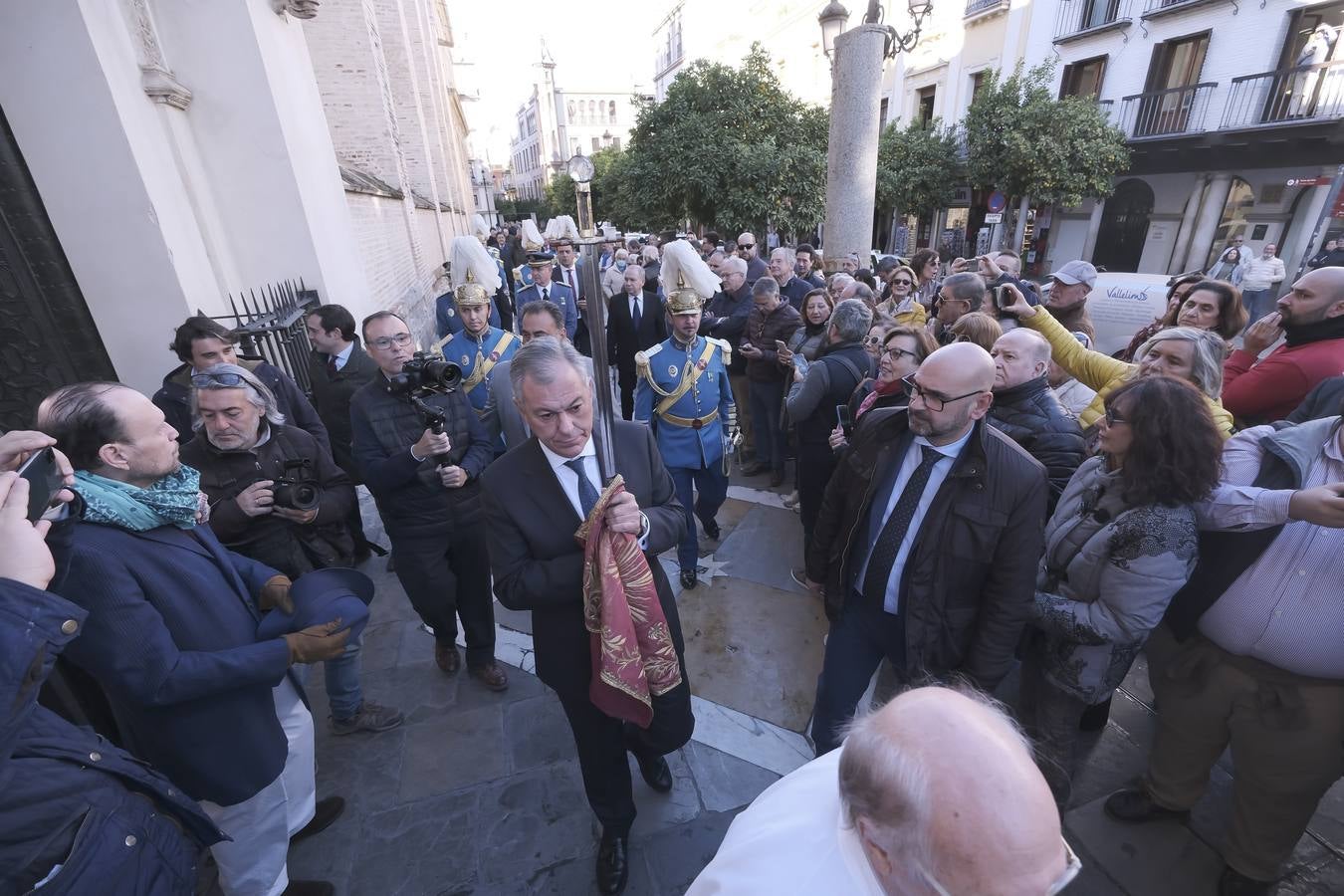 Apertura de la urna de San Fernando, misa y procesión de la espada en la Catedral de Sevilla con motivo de la festividad de San Clemente