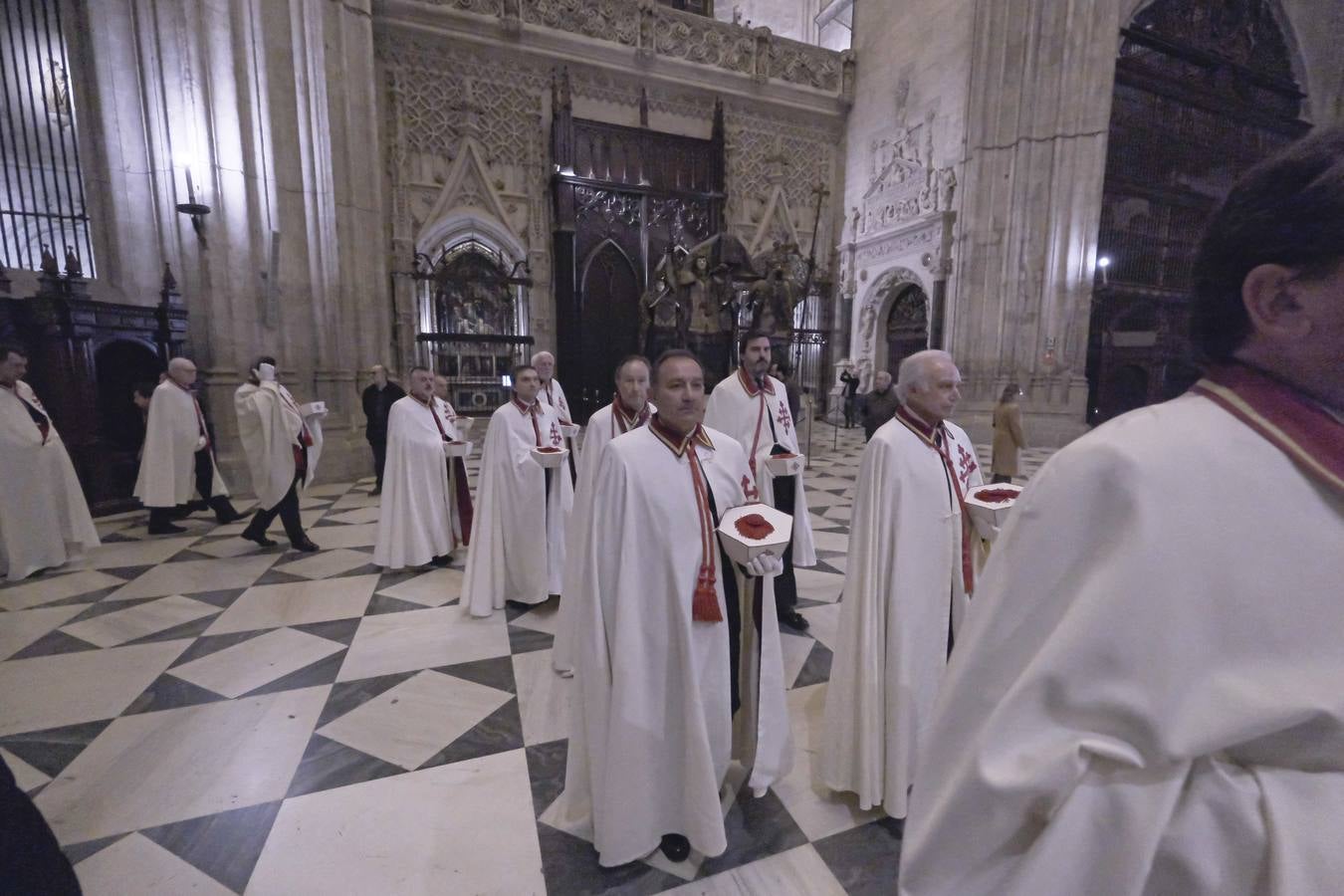 Apertura de la urna de San Fernando, misa y procesión de la espada en la Catedral de Sevilla con motivo de la festividad de San Clemente
