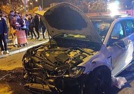 Un coche se empotra contra el lateral de un autobús en el Polígono Sur de Sevilla