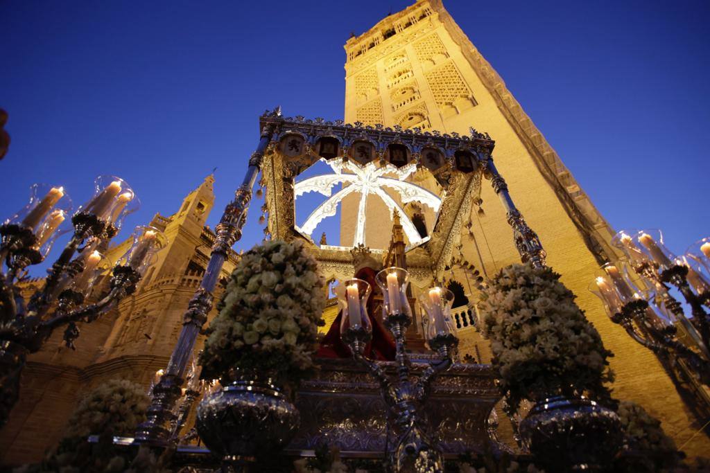 La procesión extraordinaria de la Virgen de Valme y San Fernando recorre Sevilla