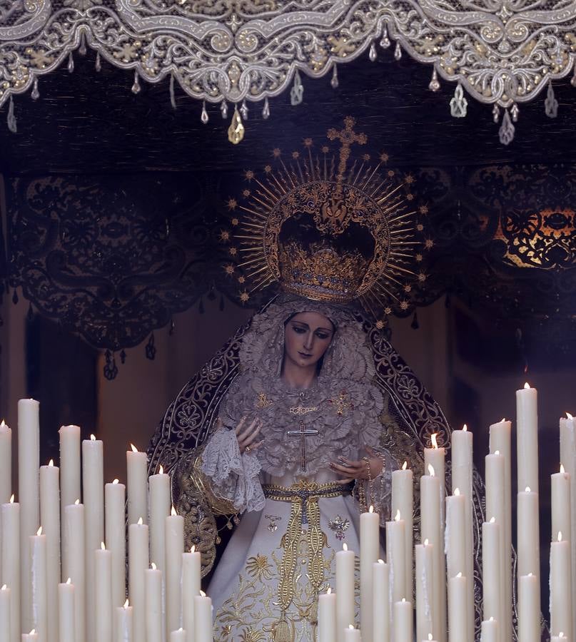 La Virgen del Patrocinio recorre las calles del barrio sevillano de Triana