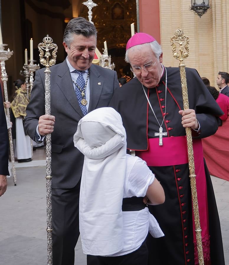 La Virgen del Patrocinio recorre las calles del barrio sevillano de Triana