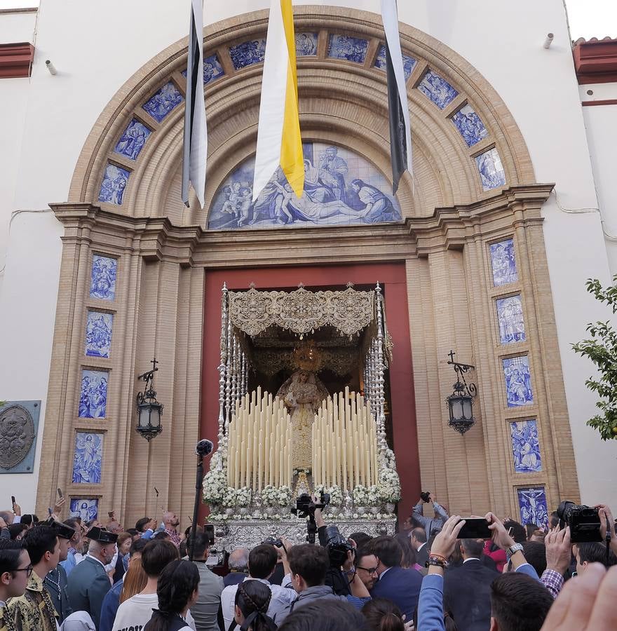 La Virgen del Patrocinio recorre las calles del barrio sevillano de Triana