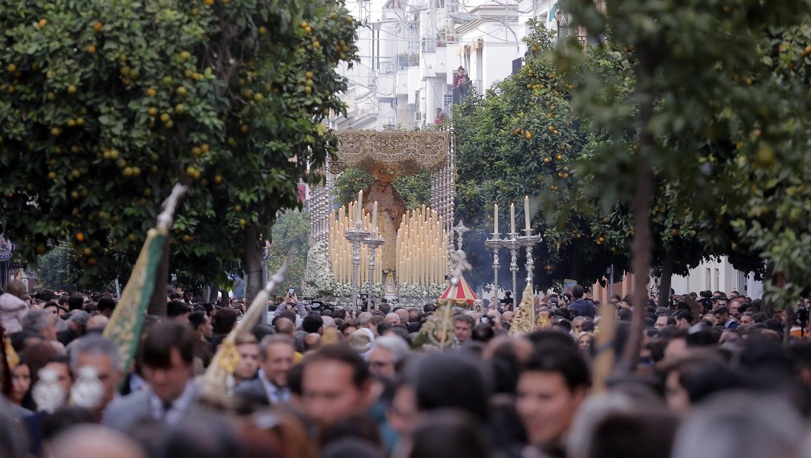 La Virgen del Patrocinio recorre las calles del barrio sevillano de Triana
