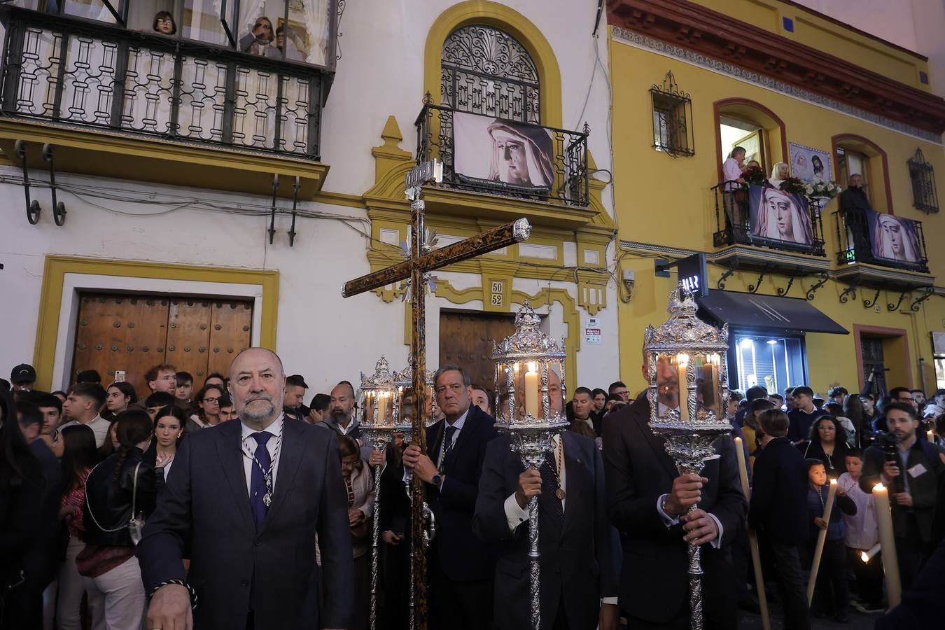 La Virgen del Patrocinio recorre las calles del barrio sevillano de Triana
