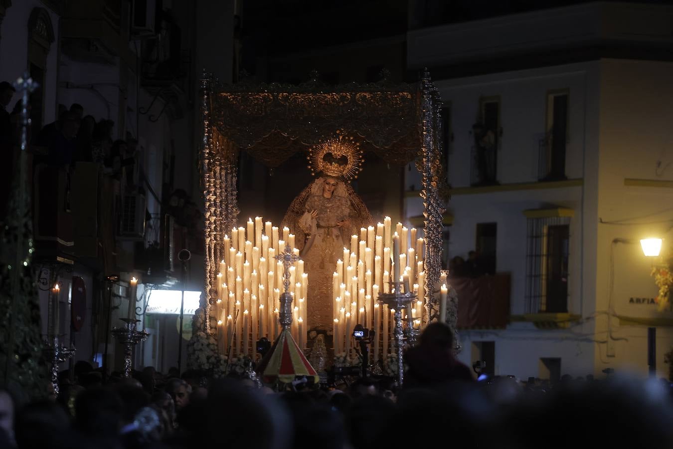 La Virgen del Patrocinio recorre las calles del barrio sevillano de Triana