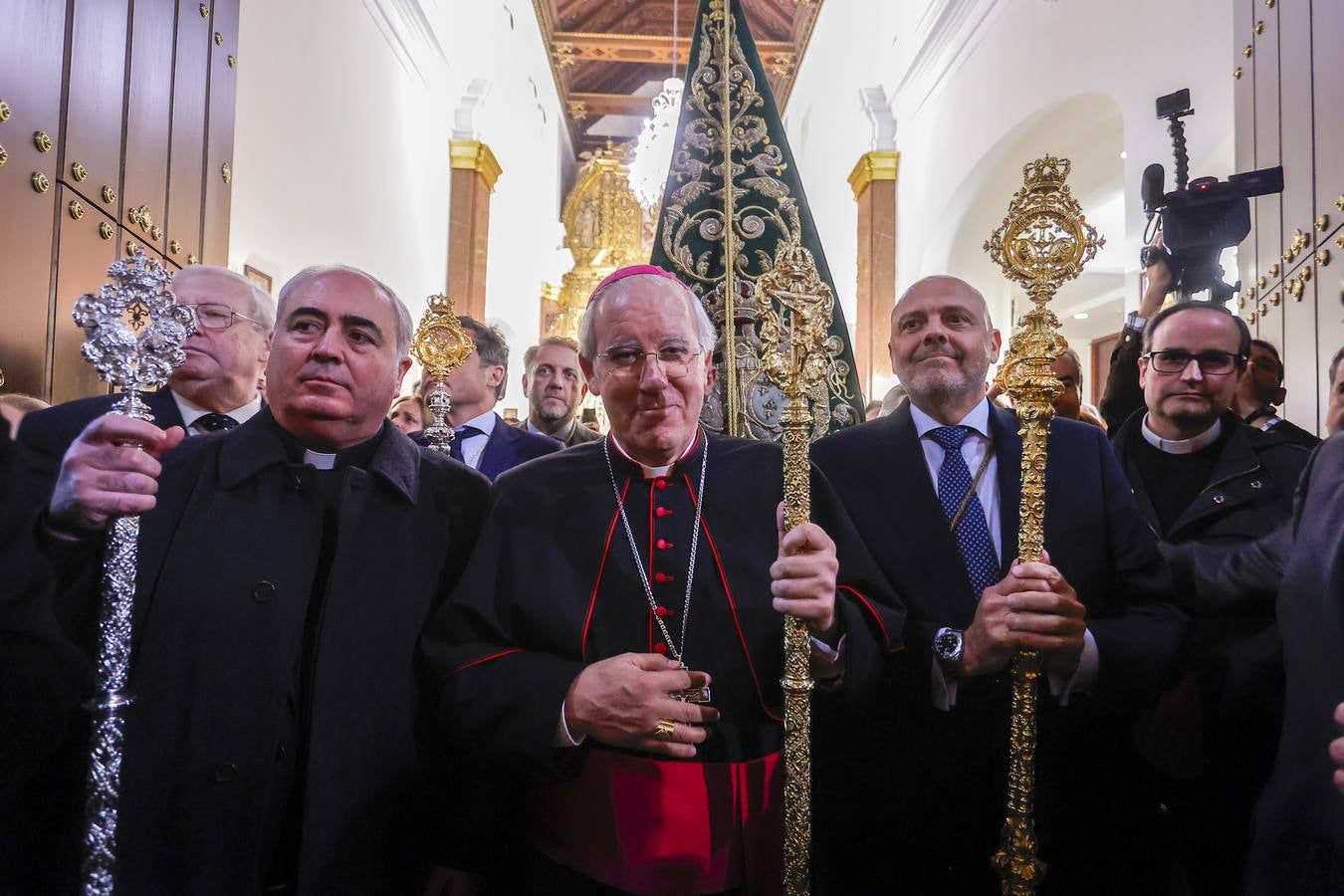 La Virgen del Patrocinio recorre las calles del barrio sevillano de Triana