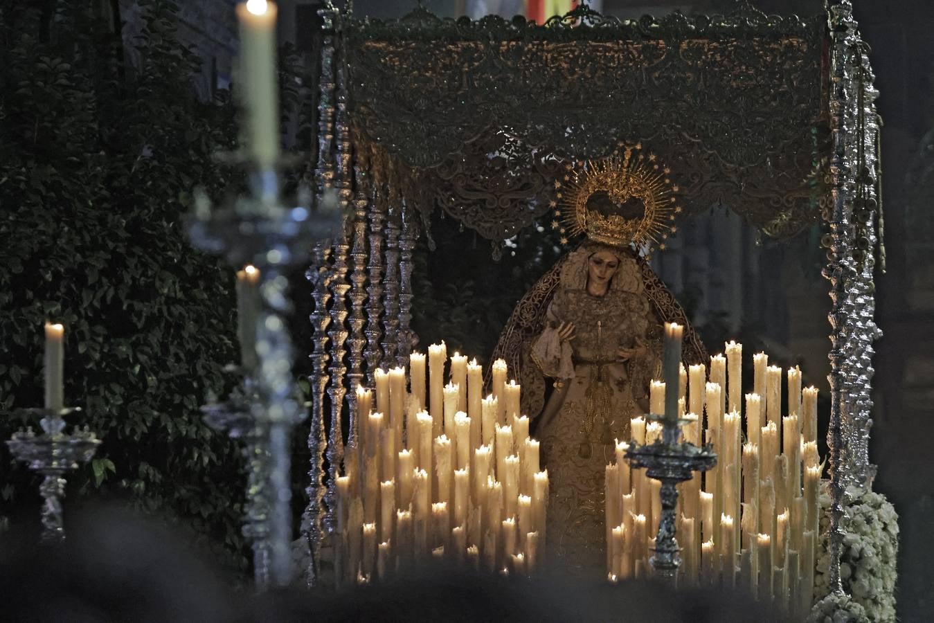 La Virgen del Patrocinio recorre las calles del barrio sevillano de Triana