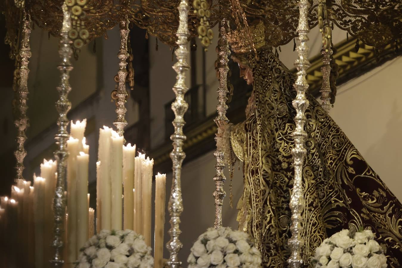 La Virgen del Patrocinio recorre las calles del barrio sevillano de Triana