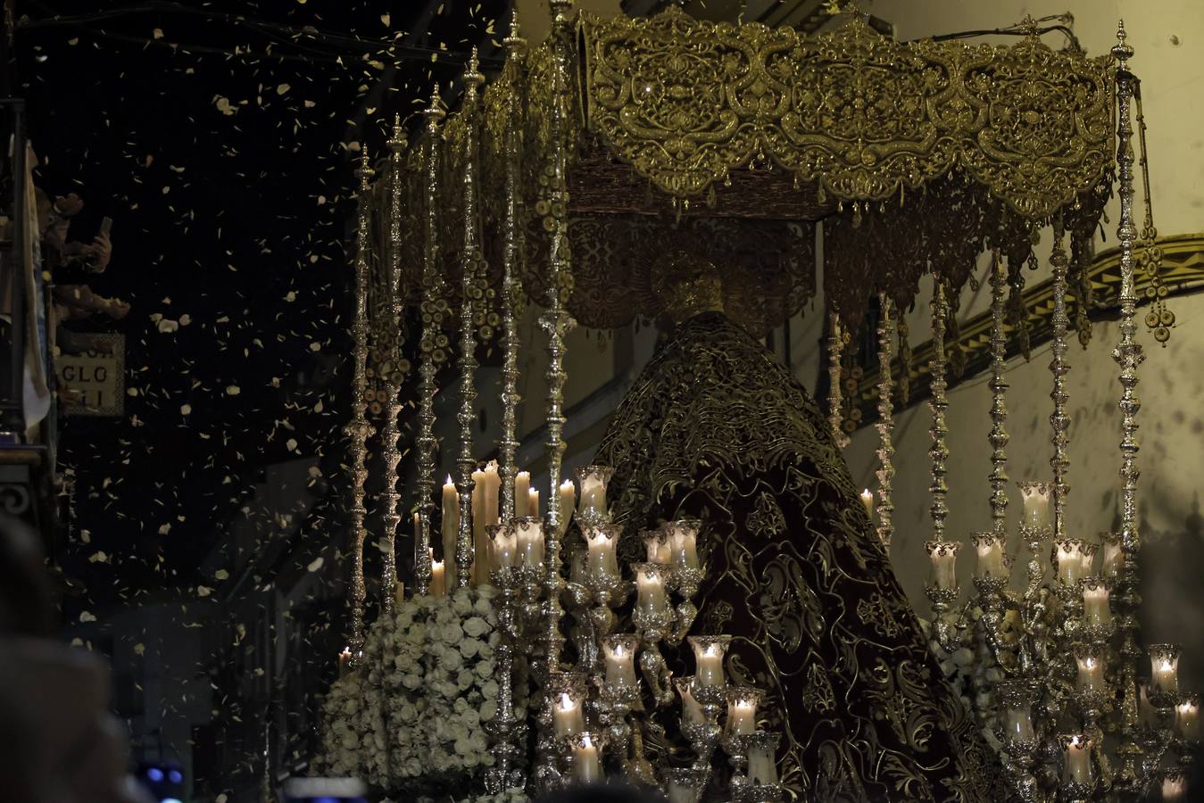 La Virgen del Patrocinio recorre las calles del barrio sevillano de Triana