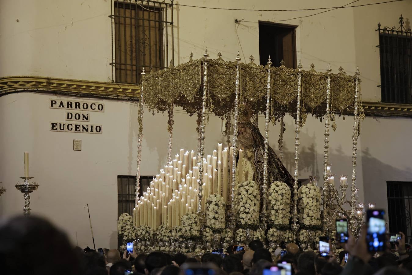La Virgen del Patrocinio recorre las calles del barrio sevillano de Triana