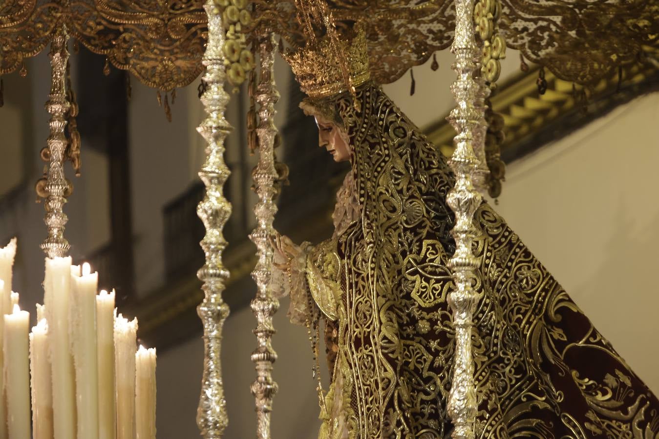 La Virgen del Patrocinio recorre las calles del barrio sevillano de Triana