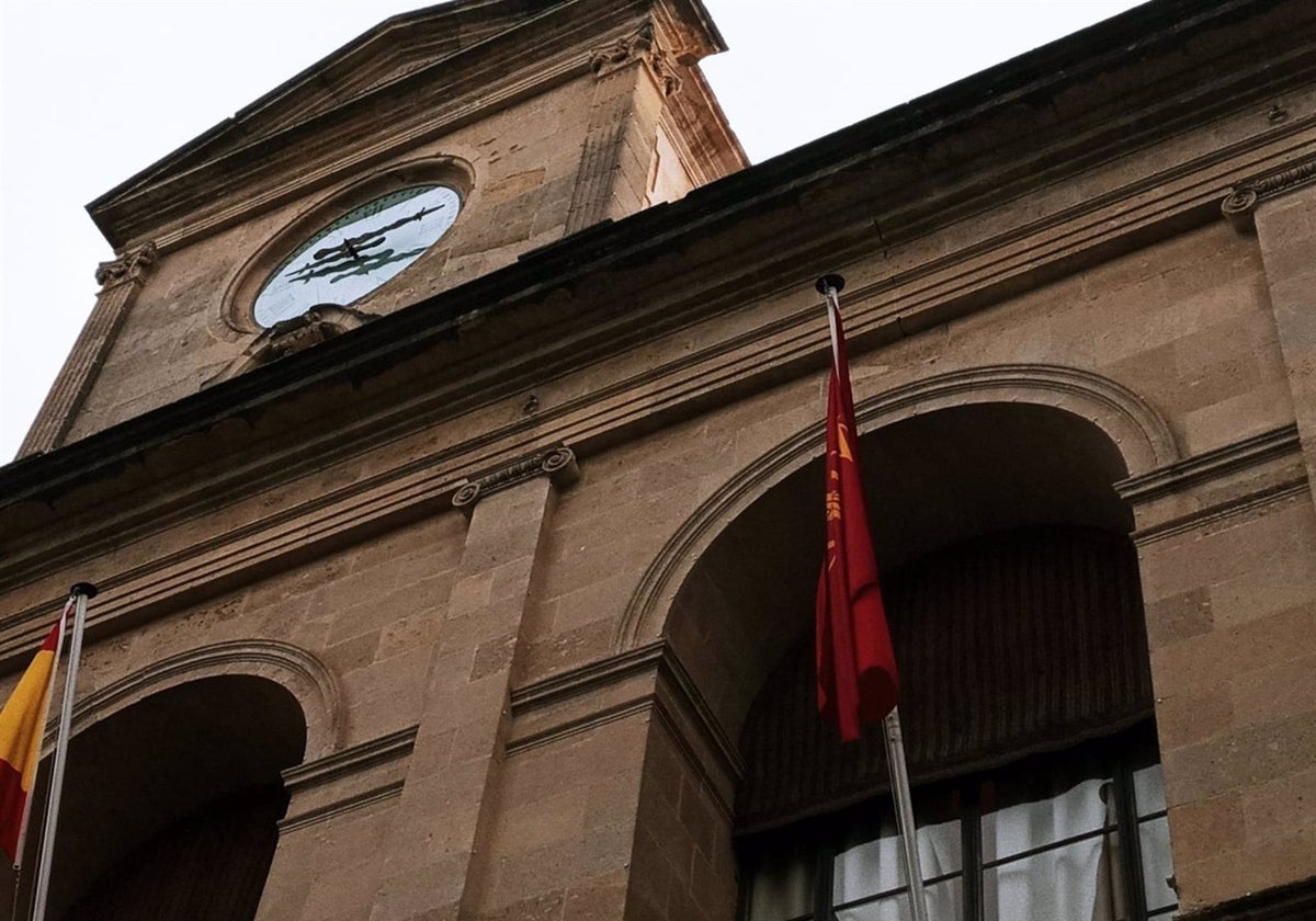 Detalle de la fachada principal del Ayuntamiento hispalense