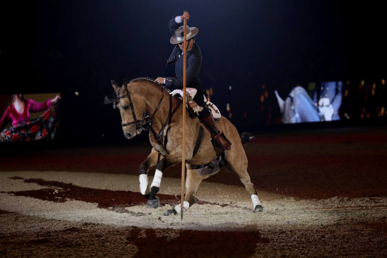 El espectáculo hizo vibrar a la grada durante el primer día del Sicab