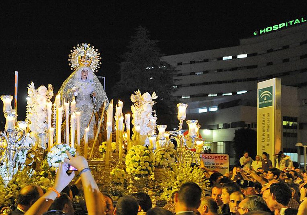 La Macarena, ante el hospital que lleva su nombre en 2010