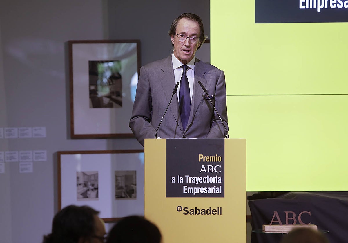 Mauricio González-Gordon durante la recogida del premio