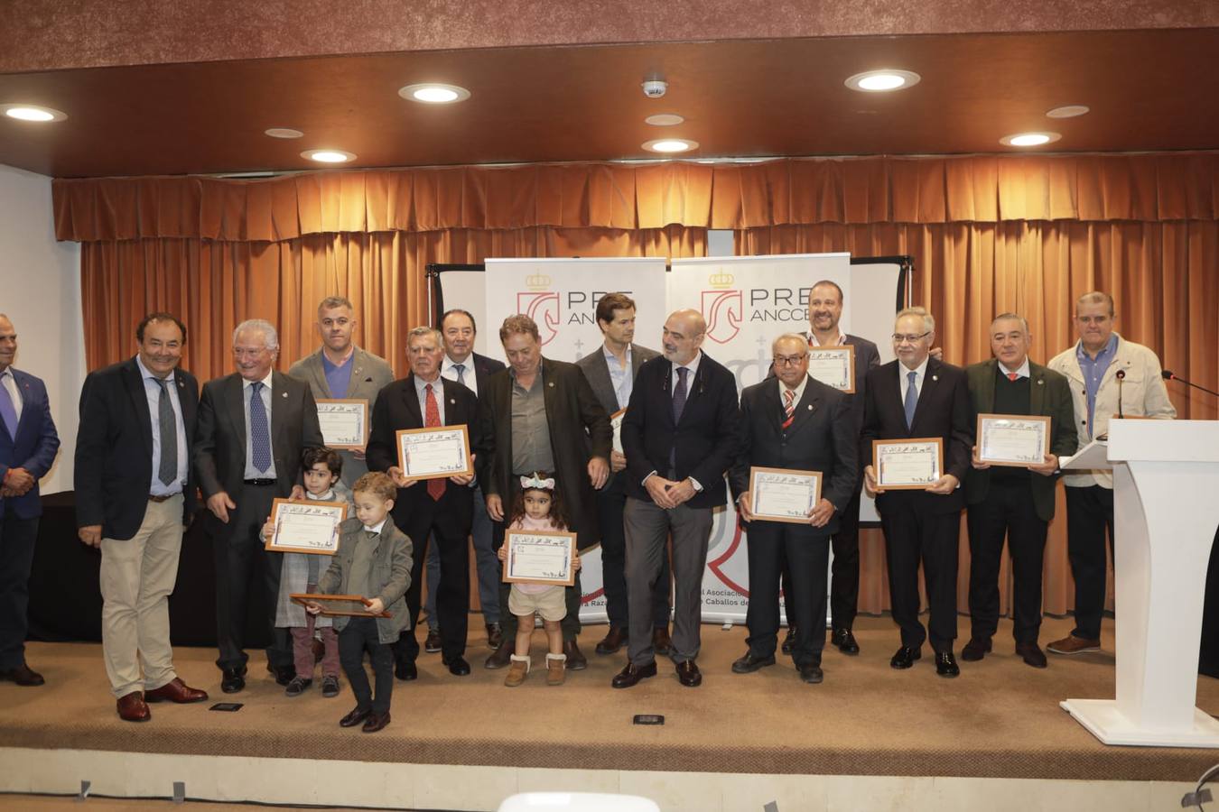 Impresionantes ejemplares de caballos de pura raza española, tiendas especializadas y rostros conocidos del sector se ven estos días en Fibes