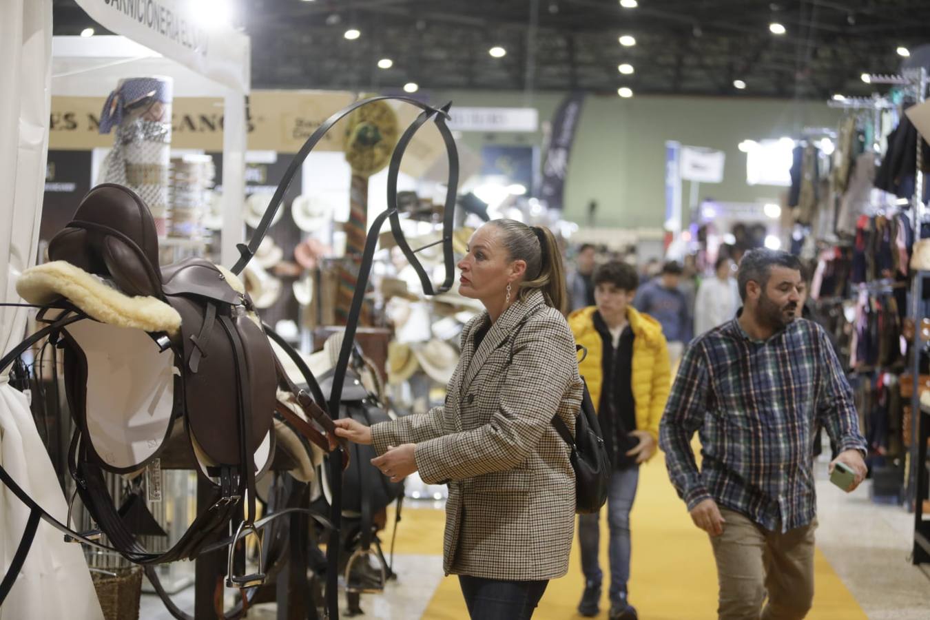 Impresionantes ejemplares de caballos de pura raza española, tiendas especializadas y rostros conocidos del sector se ven estos días en Fibes