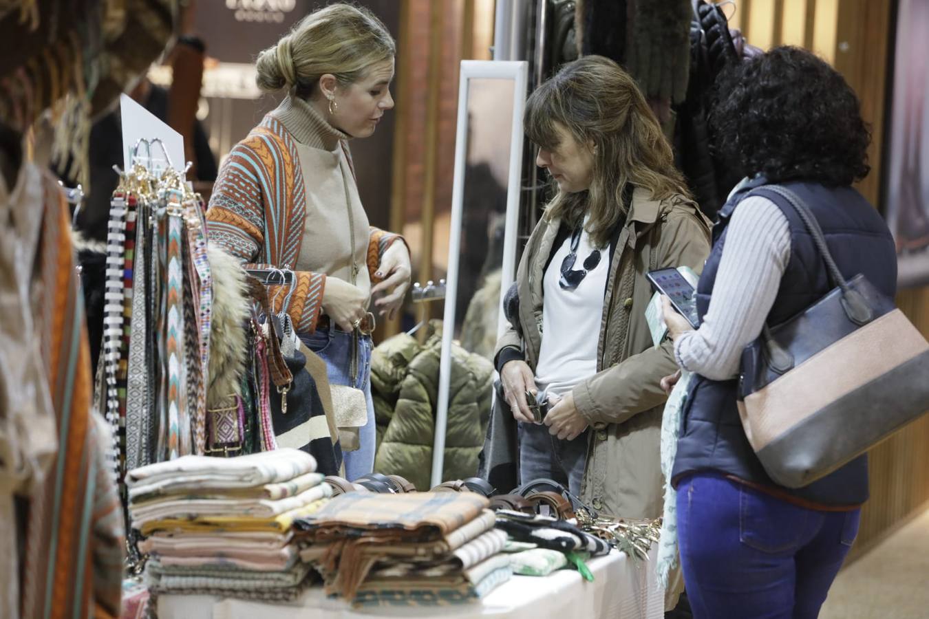 Impresionantes ejemplares de caballos de pura raza española, tiendas especializadas y rostros conocidos del sector se ven estos días en Fibes