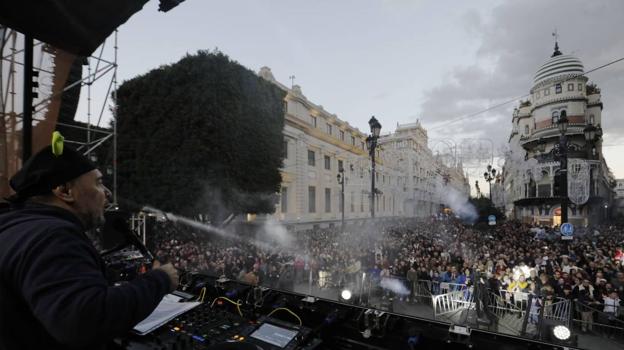 Miles de personas disfrutando de la actuación de DJ Pulpo, previa al alumbrado de Navidad