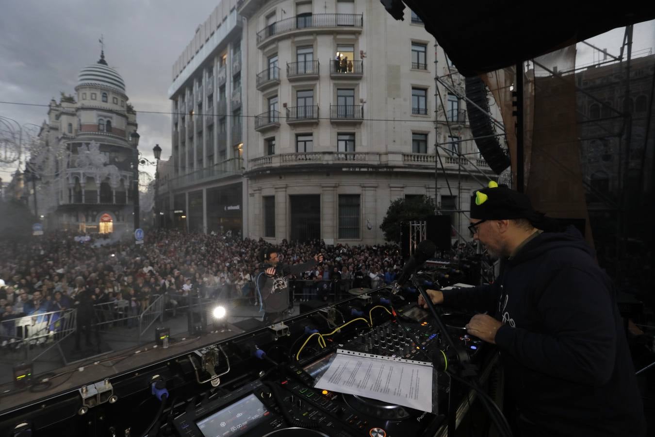 Imágenes de una Avenida de la Constitución abarrotada de público para ver las luces de Navidad