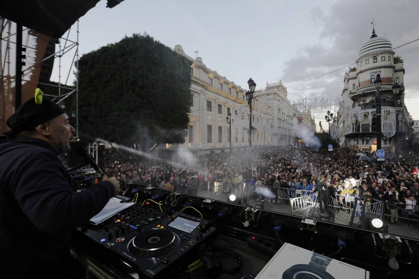 Imágenes de una Avenida de la Constitución abarrotada de público para ver las luces de Navidad