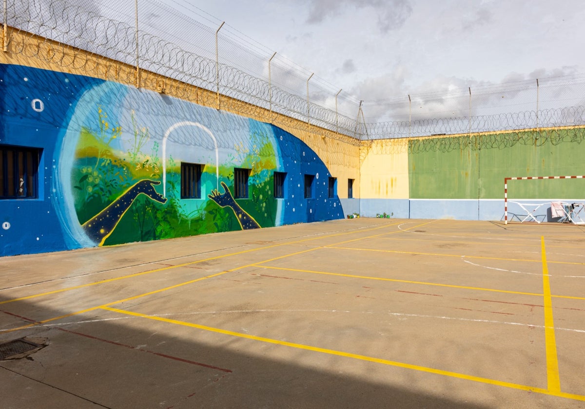 Uno de los murales realizados por Pepe Yáñez y María Ortega Estepa en la cárcel Sevilla I