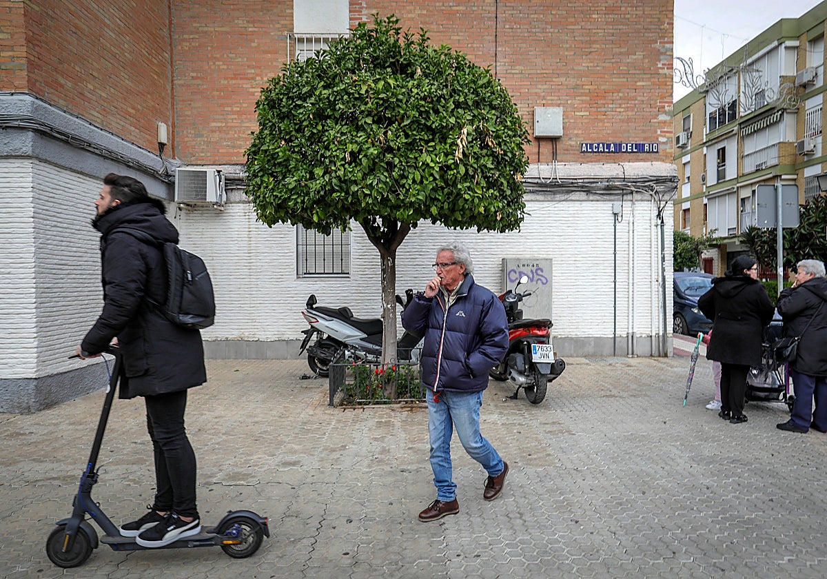 Varios vecinos en la calle Alcalá del Río, cercana al edificio CREA, sede de la Agencia Espacial Española