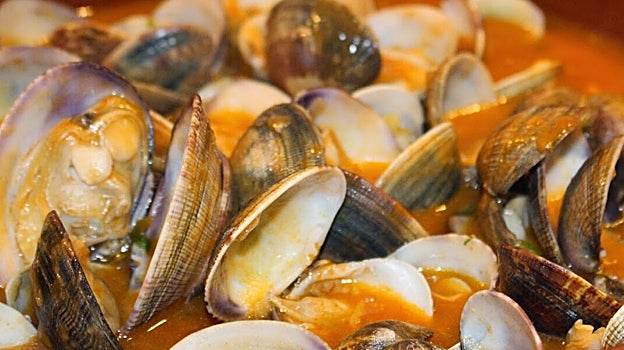 Plato de almejas babosas a la marinera