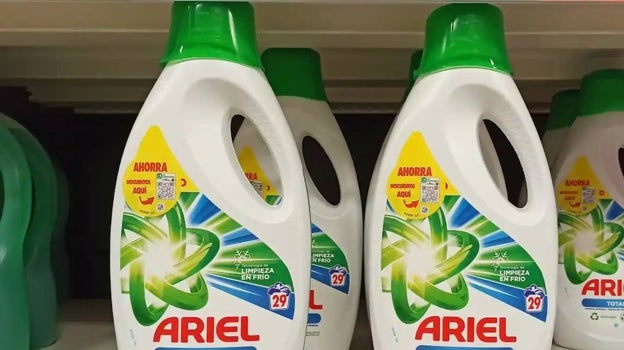 Varias unidades de detergente en el lineal de un supermercado