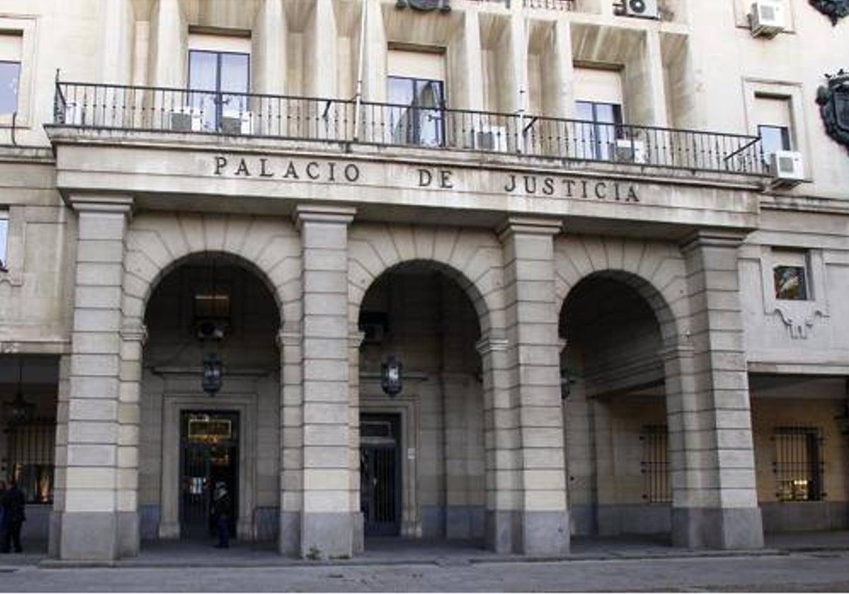 Fachada principal de la Audiencia de Sevilla