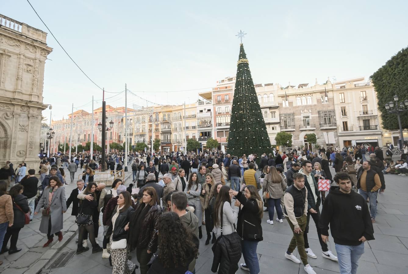 Multitud de personas abarrotan las distintas calles del Centro de la ciudad