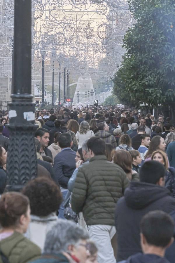 Multitud de personas abarrotan las distintas calles del Centro de la ciudad
