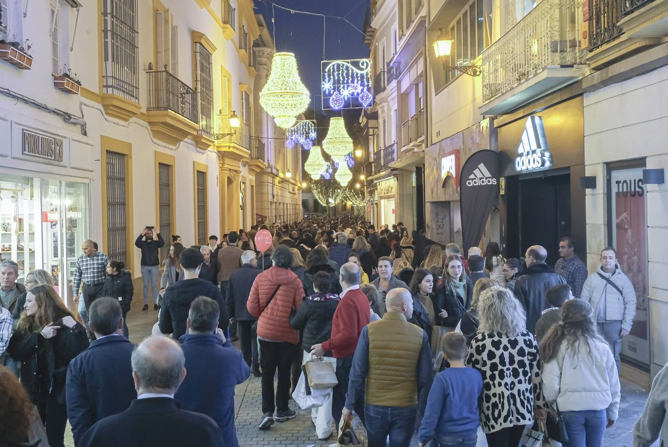 Multitud de personas abarrotan las distintas calles del Centro de la ciudad