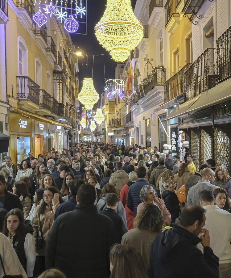 Multitud de personas abarrotan las distintas calles del Centro de la ciudad