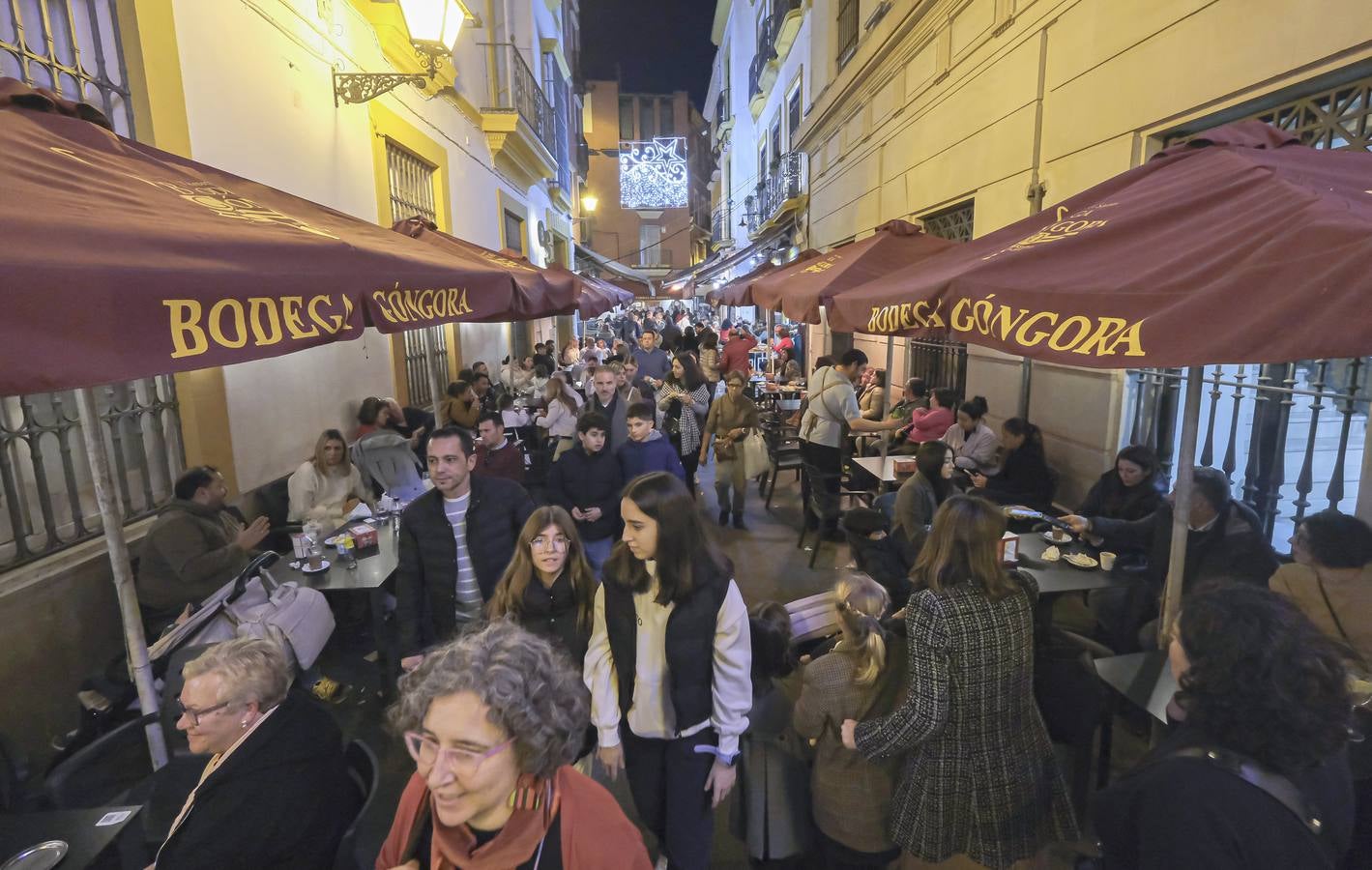 Multitud de personas abarrotan las distintas calles del Centro de la ciudad