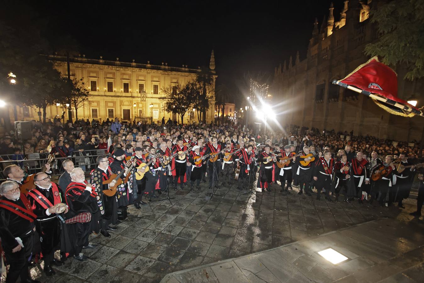 Ambiente festivo en la tradicional actuación de la tuna en la vigilia del Día de la Inmaculada por el Centro de Sevilla
