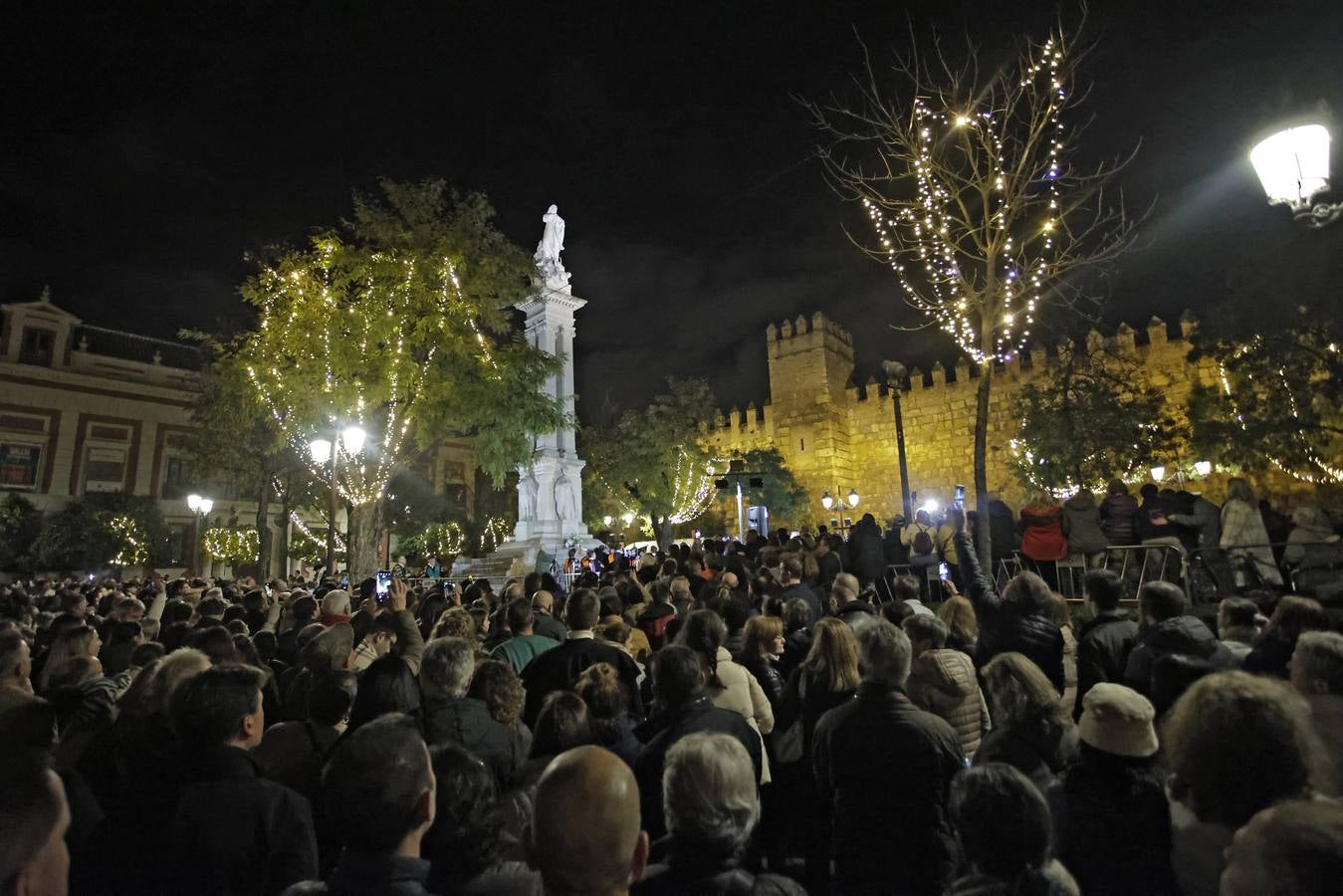 Ambiente festivo en la tradicional actuación de la tuna en la vigilia del Día de la Inmaculada por el Centro de Sevilla