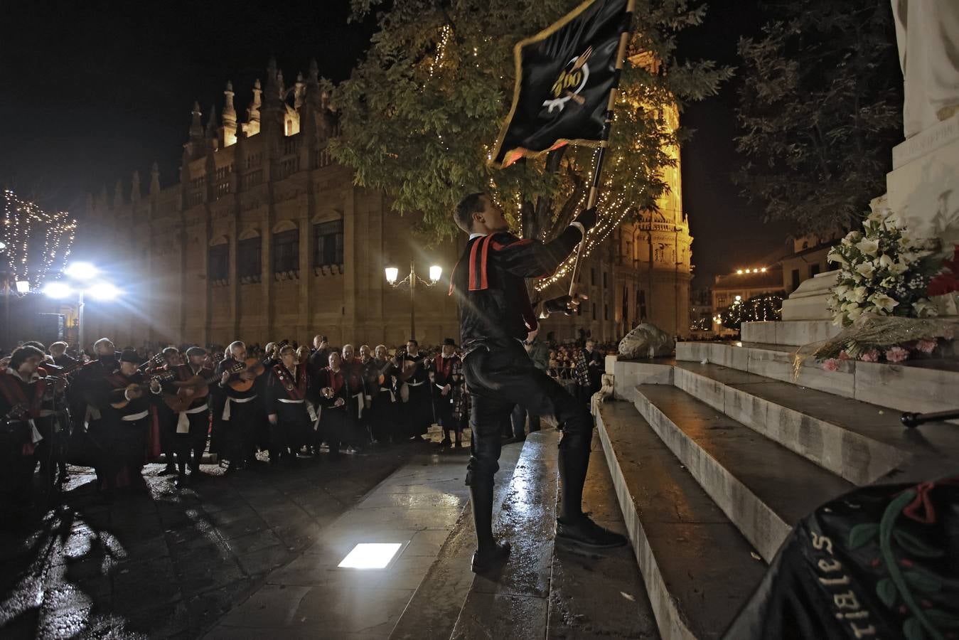 Ambiente festivo en la tradicional actuación de la tuna en la vigilia del Día de la Inmaculada por el Centro de Sevilla