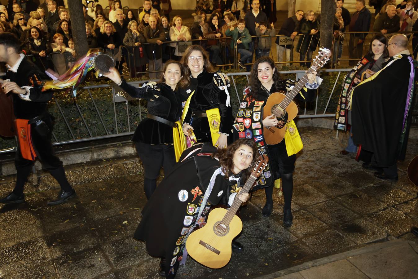Ambiente festivo en la tradicional actuación de la tuna en la vigilia del Día de la Inmaculada por el Centro de Sevilla