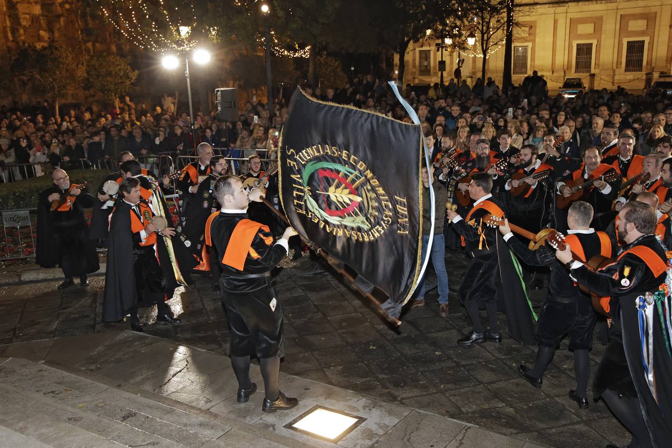 Ambiente festivo en la tradicional actuación de la tuna en la vigilia del Día de la Inmaculada por el Centro de Sevilla