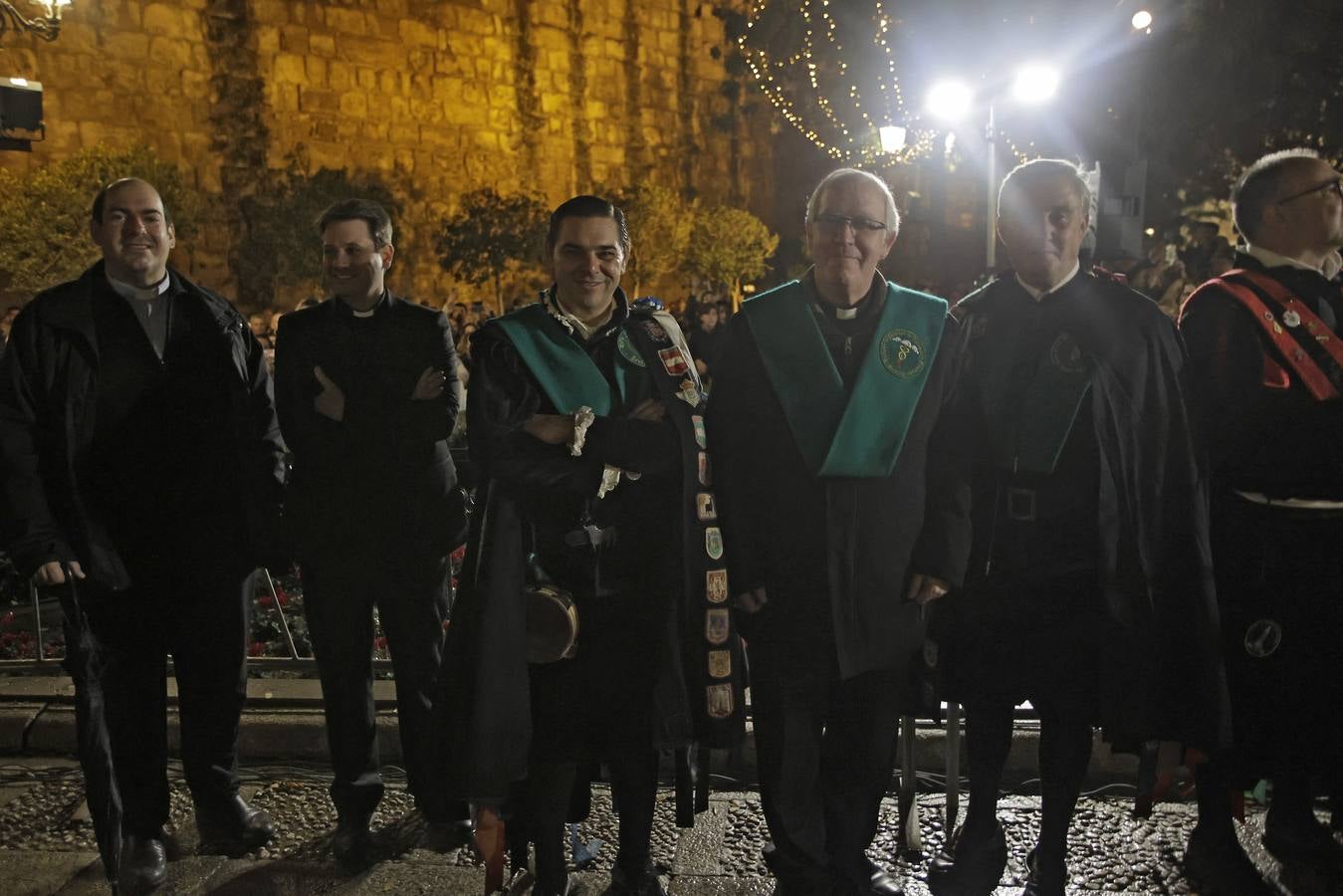 Ambiente festivo en la tradicional actuación de la tuna en la vigilia del Día de la Inmaculada por el Centro de Sevilla