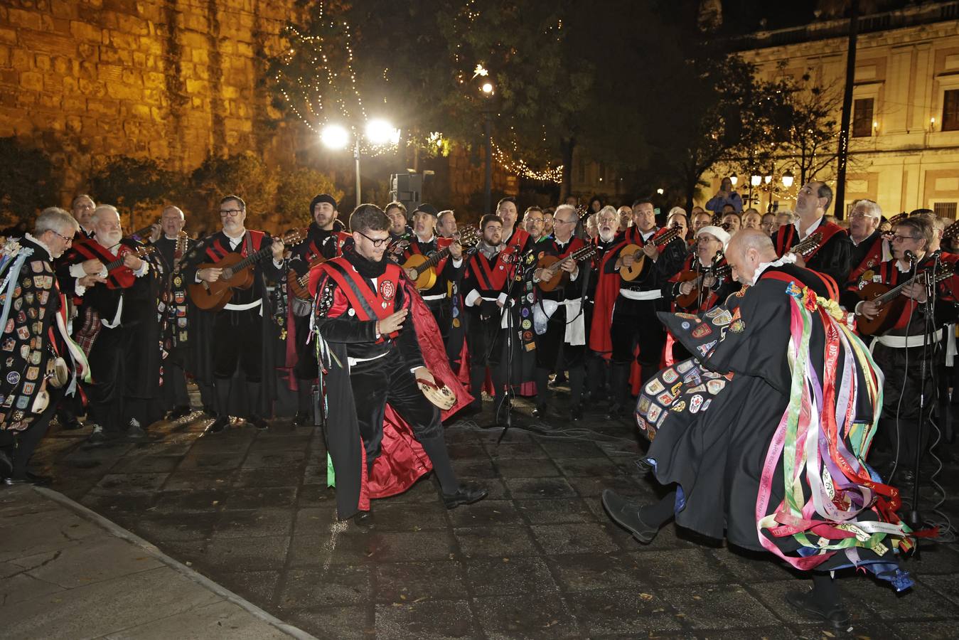 Ambiente festivo en la tradicional actuación de la tuna en la vigilia del Día de la Inmaculada por el Centro de Sevilla