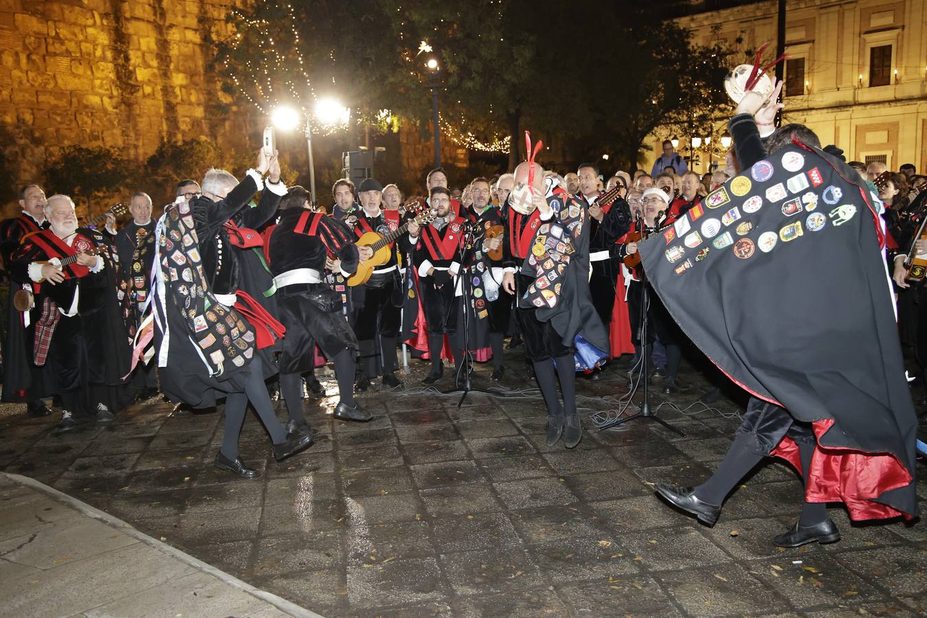 Ambiente festivo en la tradicional actuación de la tuna en la vigilia del Día de la Inmaculada por el Centro de Sevilla