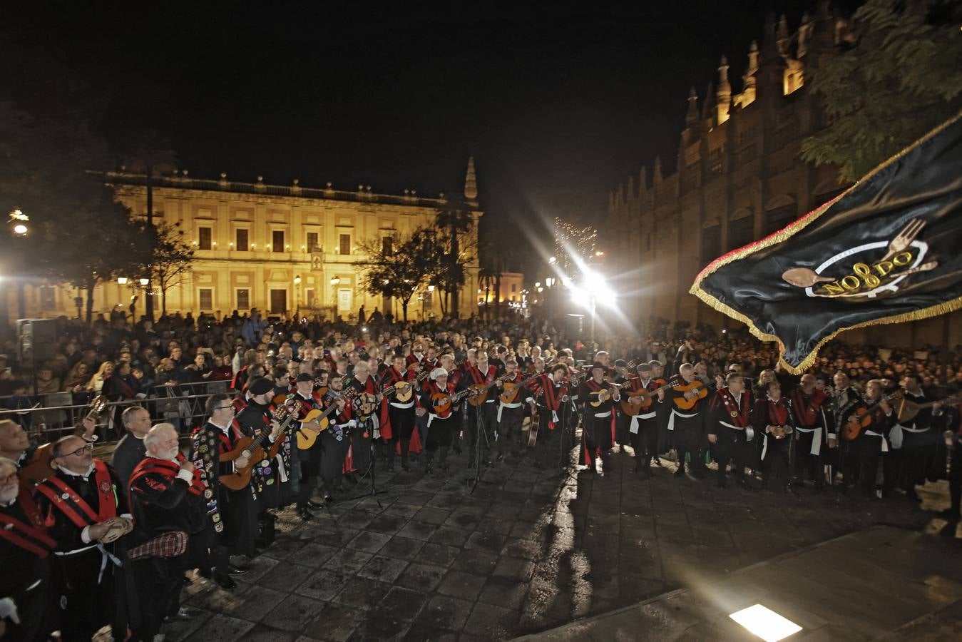 Ambiente festivo en la tradicional actuación de la tuna en la vigilia del Día de la Inmaculada por el Centro de Sevilla