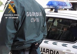 Un guardia civil fuera de servicio logra interceptar a una mujer que había robado con violencia dentro de una casa en Lora del Río