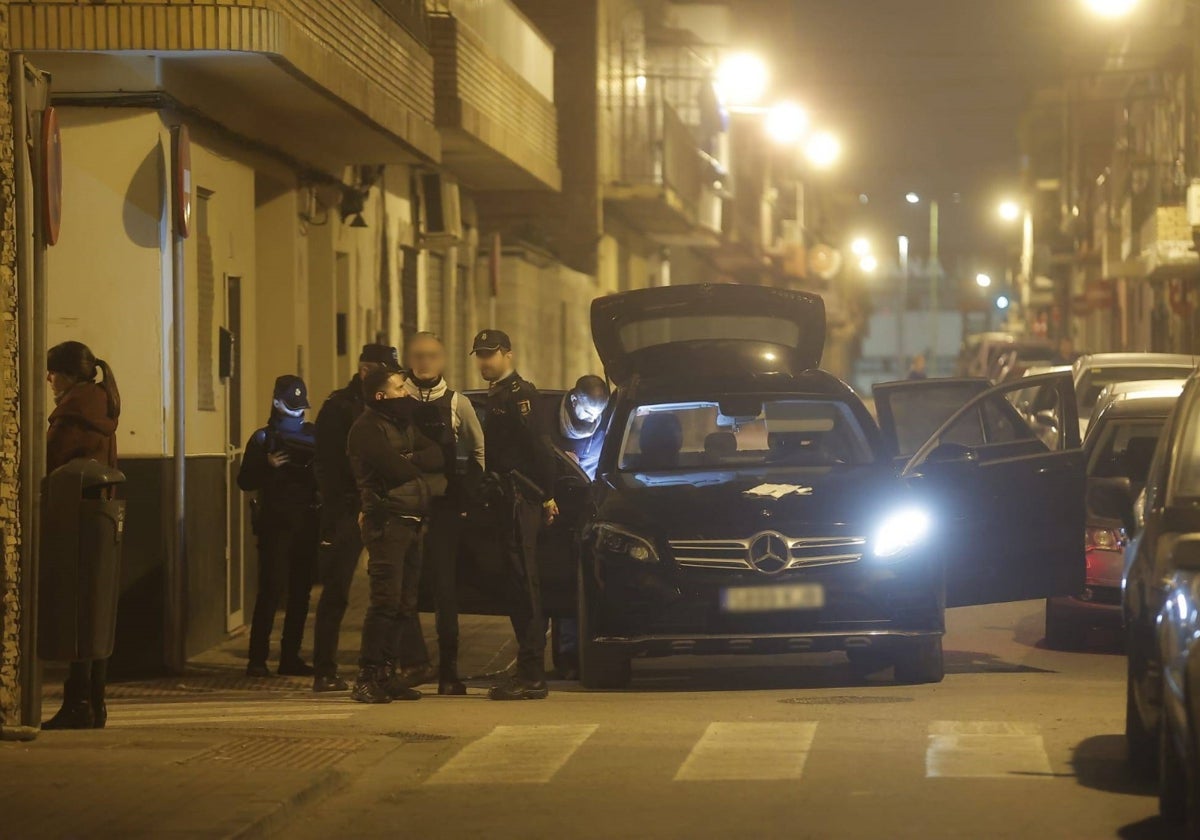 La Policía registra un vehículo sospechoso junto a la zona del tiroteo