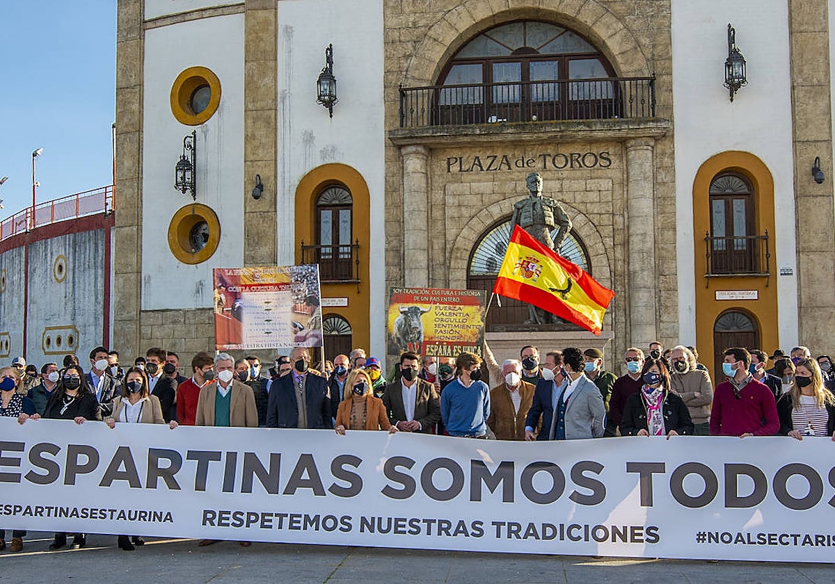 La cancelación de los espectáculos taurinos en la localidad motivó una manifestación de profesionales y aficionados al mundo del toro